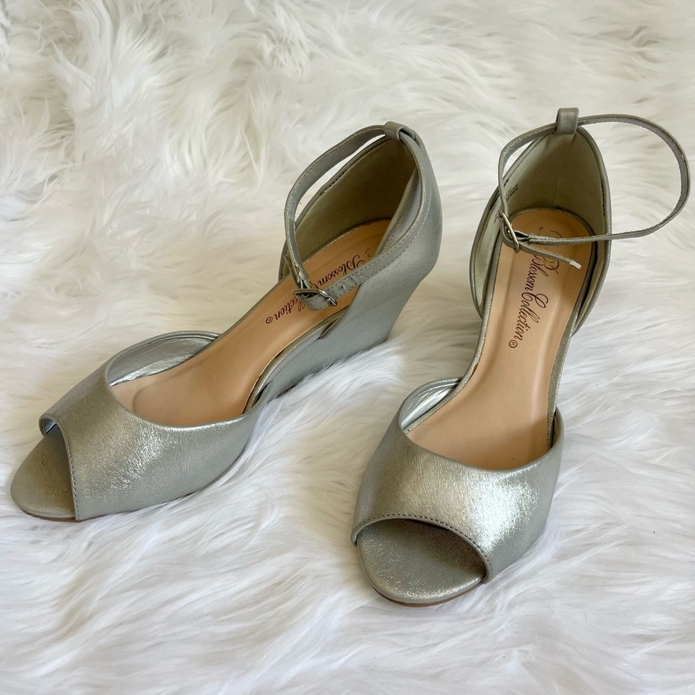 De Blossom Silver wedge heel size 6 1/2 Perfect condition